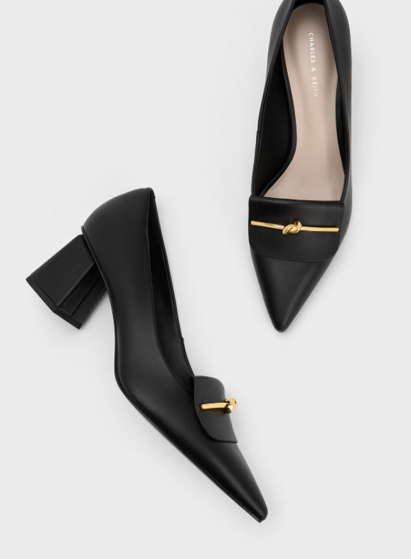 Pumps dengan aksen logam